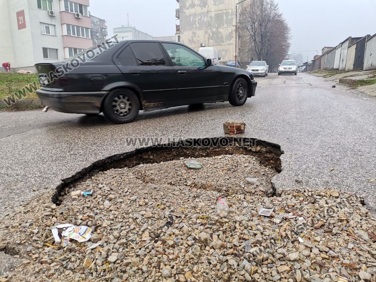 Дъждът отново изрови дупка на улица "Акация" в Хасково