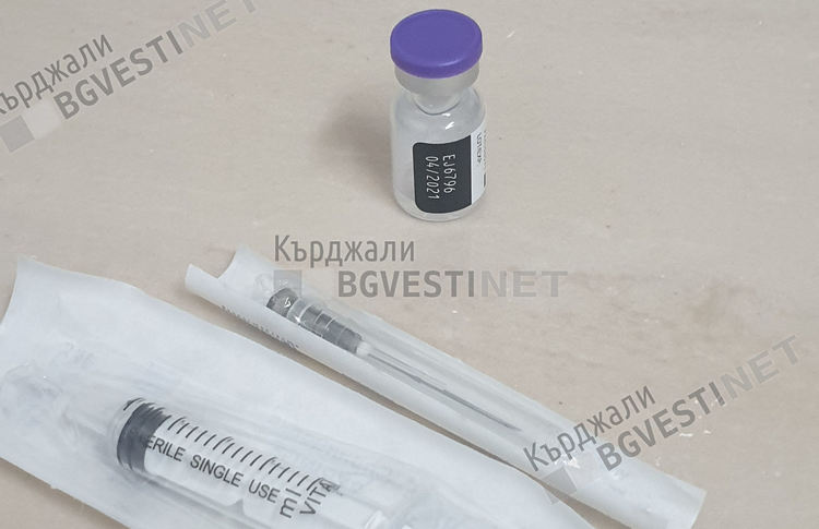 Първите ваксини срещу COVID 19 в областта бяха поставени на спешни медици, пример даде д-р Атанас Митков