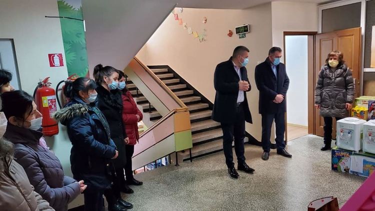 Две детски градини в Неделино получиха оборудване и пособия за децата