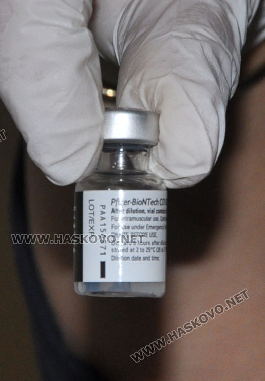 Д-р Христо Еленски е първият ваксиниран срещу коронавируса в МБАЛ-Хасково