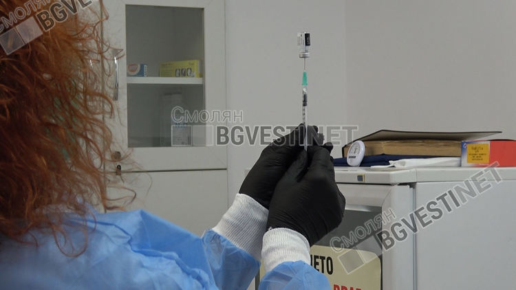 Първите пет ваксини бяха поставени на медици от Спешния център в Смолян