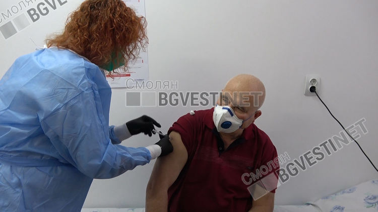 Първите пет ваксини бяха поставени на медици от Спешния център в Смолян