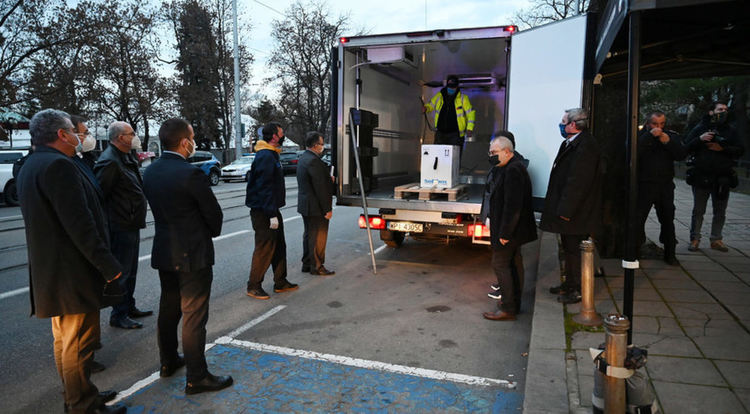 Защо сагата с ваксините, буса за кренвирши и хладилника ЗИЛ не е смешна