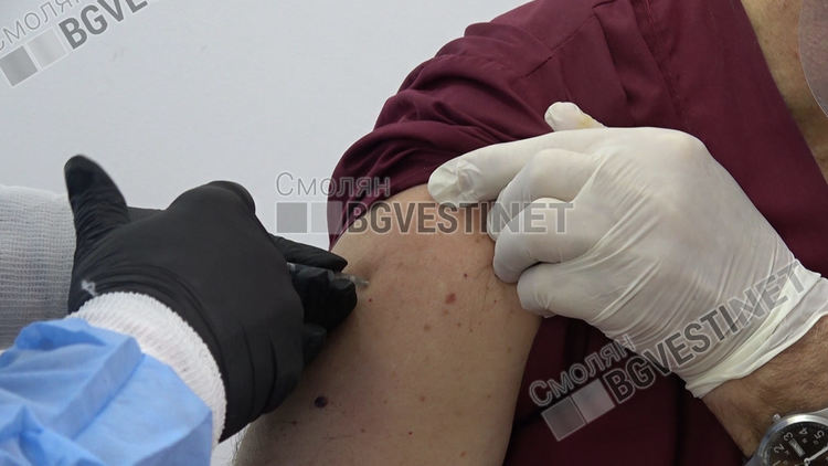 Първите пет ваксини бяха поставени на медици от Спешния център в Смолян