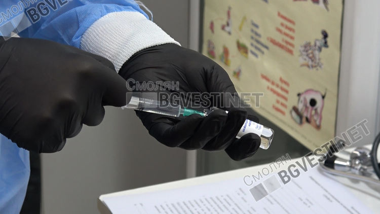 Първите пет ваксини бяха поставени на медици от Спешния център в Смолян