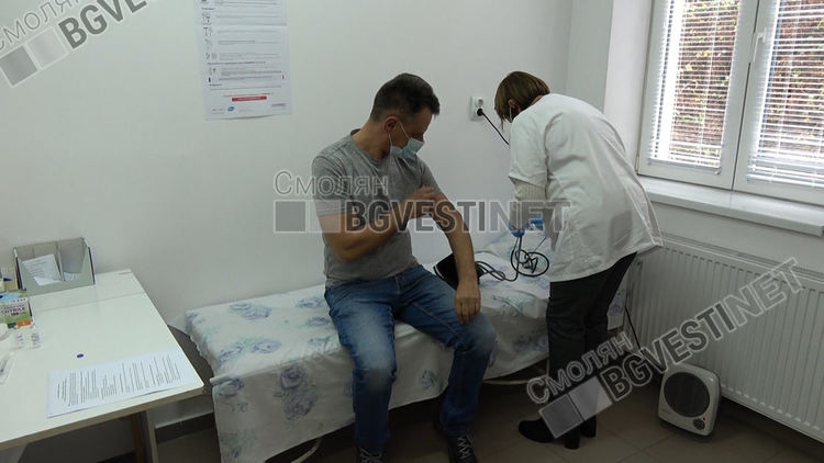 Първите пет ваксини бяха поставени на медици от Спешния център в Смолян