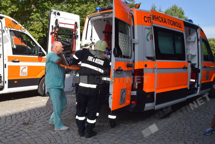 42 пожарникари на крак по празниците,спасители помогнаха за пренасяне на болни хора