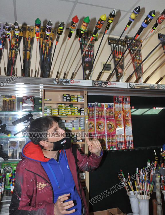 Хасковлии търсят пиробатерии и римски свещи за Нова година