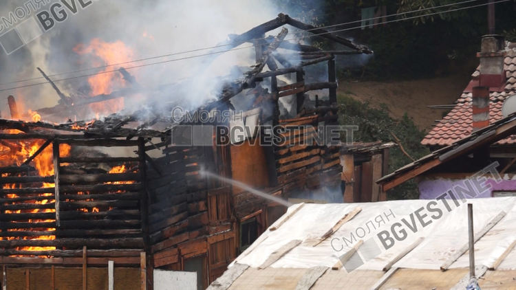 Заради неизправна газова бутилка пламна къща в Мадан