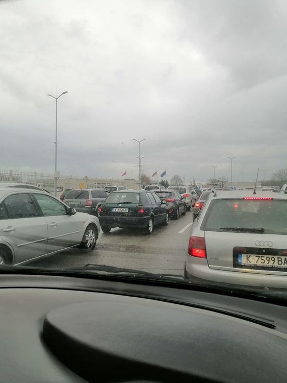 Опашки на границата с Турция часове преди влизане на строги мерки при съседите