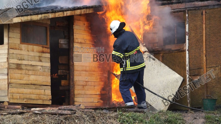  Горя покривът на сглобаема дървена къща в курорта Пампорово