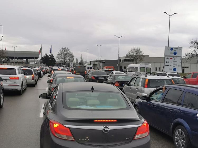 Опашки на границата с Турция часове преди влизане на строги мерки при съседите