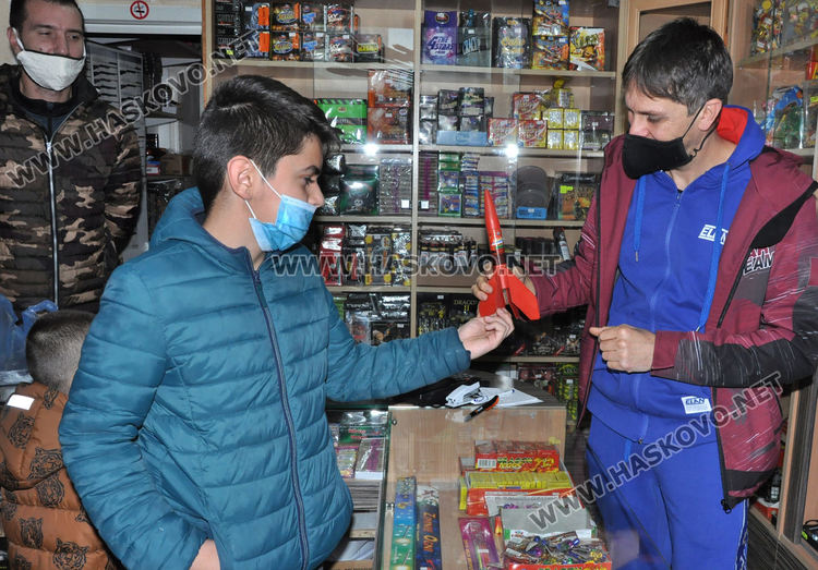 Хасковлии търсят пиробатерии и римски свещи за Нова година