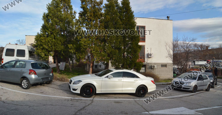 Луксозни автомобили на опашка за регистрация в КАТ, някои за подарък