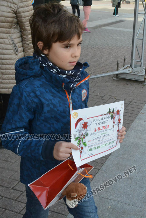 Наградиха талантливи деца от първия конкурс „Мечтая по Коледа“