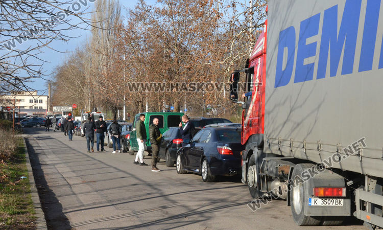 Луксозни автомобили на опашка за регистрация в КАТ, някои за подарък