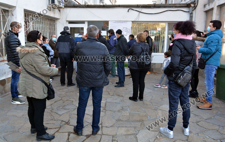 Луксозни автомобили на опашка за регистрация в КАТ, някои за подарък