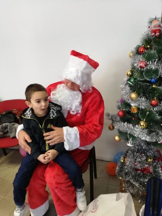 Дядо Мраз с изненади за малките кърджалийчета, осигури ги Милко Багдасаров