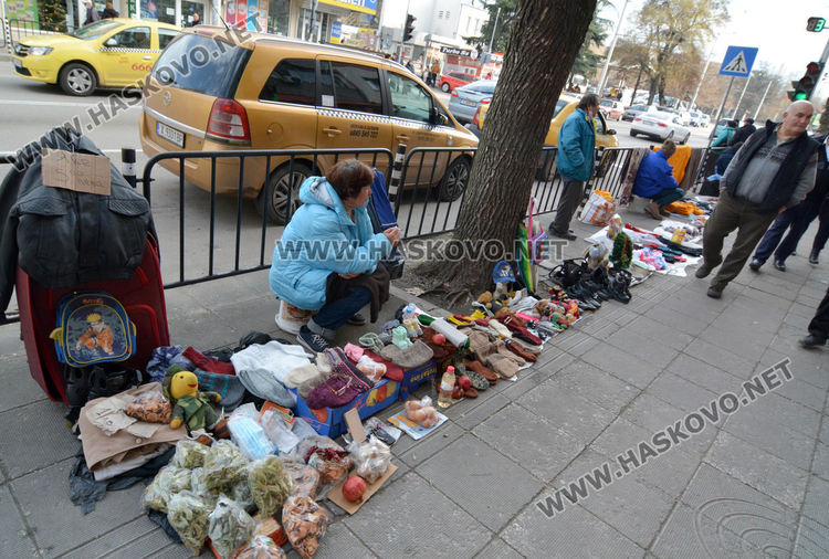 Бабиният пазар до хасковската автогара превзе и огражденията