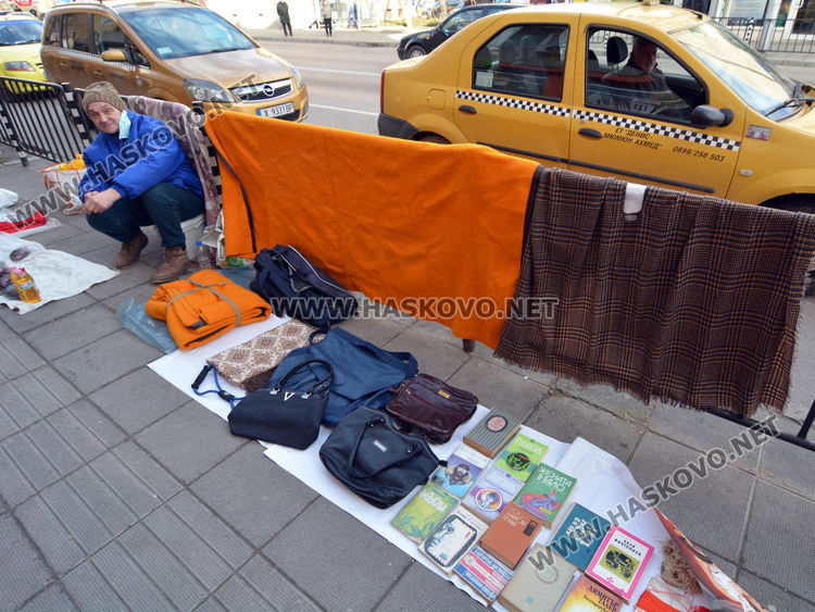 Бабиният пазар до хасковската автогара превзе и огражденията