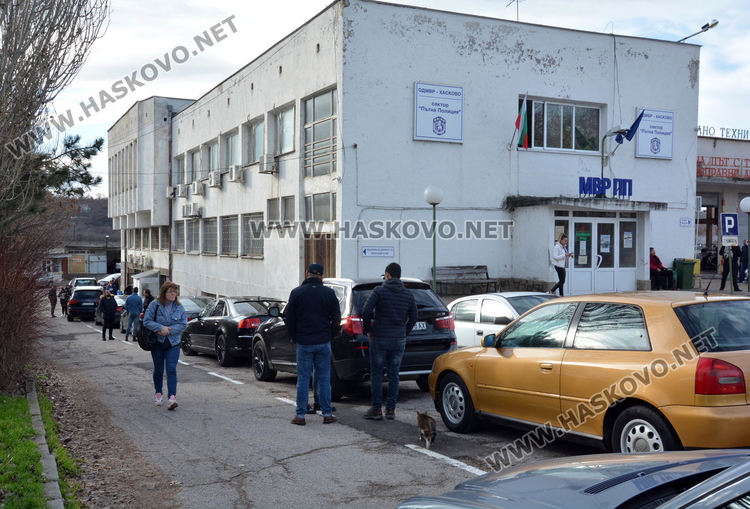 Луксозни автомобили на опашка за регистрация в КАТ, някои за подарък