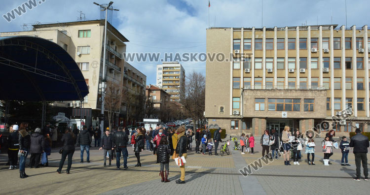 Наградиха талантливи деца от първия конкурс „Мечтая по Коледа“