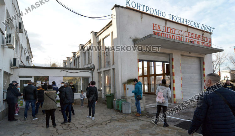 Луксозни автомобили на опашка за регистрация в КАТ, някои за подарък