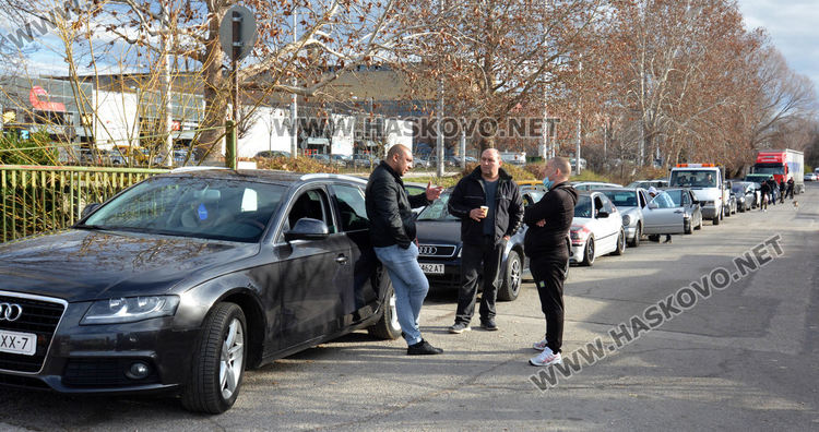 Луксозни автомобили на опашка за регистрация в КАТ, някои за подарък