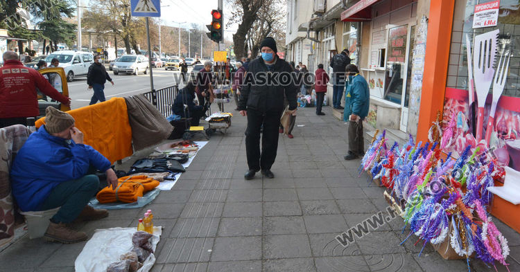 Бабиният пазар до хасковската автогара превзе и огражденията