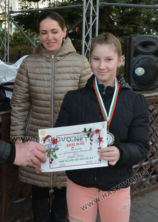 Наградиха талантливи деца от първия конкурс „Мечтая по Коледа“