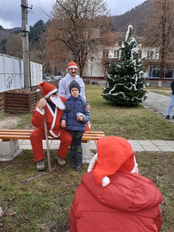 Дадо Коледа зарадва с подаръчета и лакомства децата на Смилян