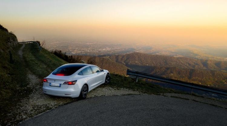 Магическата тройка в Tesla Model 3