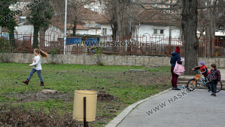 Хасковлии: В Градската градина има опасни дупки, може дете да пострада