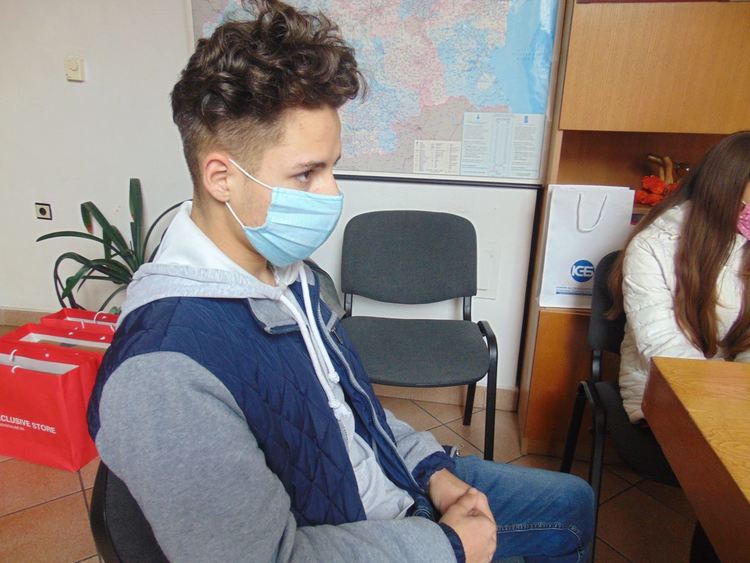 Деца в неравностойно положение от община Девин получиха нови лаптопи