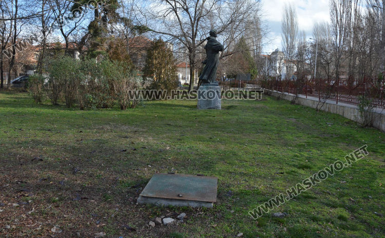 Хасковлии: В Градската градина има опасни дупки, може дете да пострада