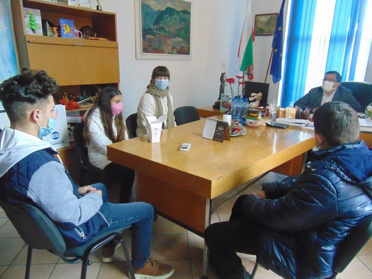 Деца в неравностойно положение от община Девин получиха нови лаптопи