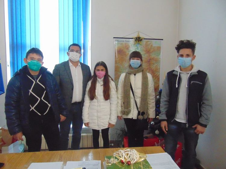 Деца в неравностойно положение от община Девин получиха нови лаптопи