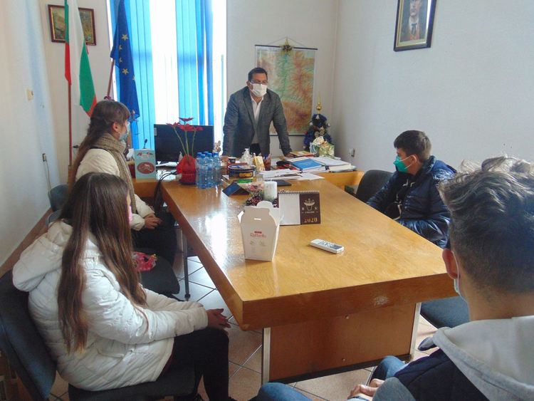 Деца в неравностойно положение от община Девин получиха нови лаптопи