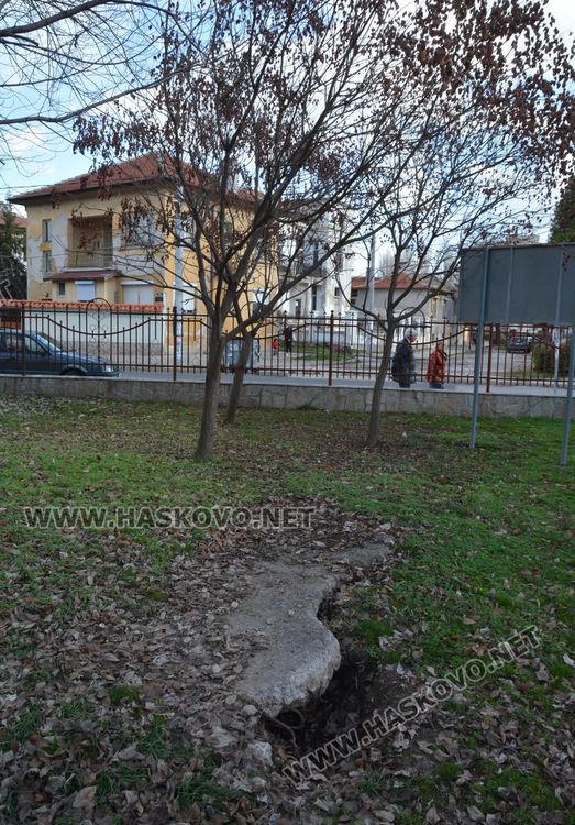 Хасковлии: В Градската градина има опасни дупки, може дете да пострада