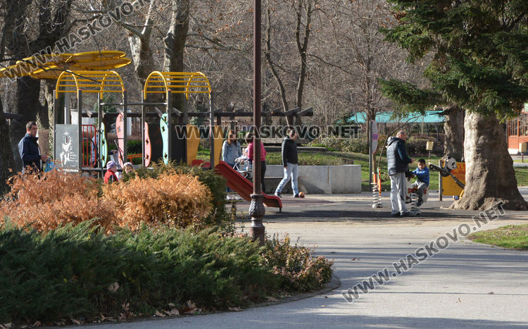 Хасковлии: В Градската градина има опасни дупки, може дете да пострада