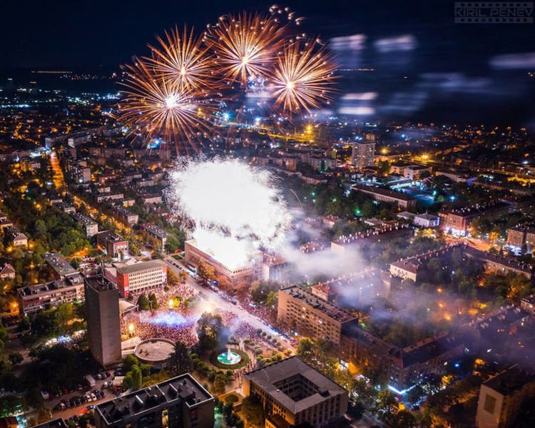 Димитровград ще посрещне новата 2021 година със заря, но без тържества