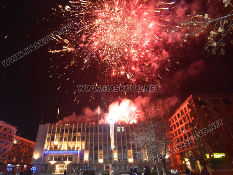 С повече надежда честита Нова 2021 година!