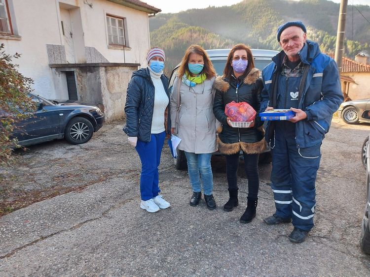 В Баните дариха хранителни продукти на възрастни и инвалиди