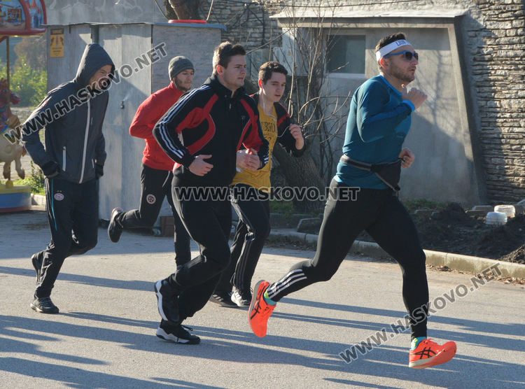 Новогодишно бягане на "Кенана" събра 13 ентусиасти