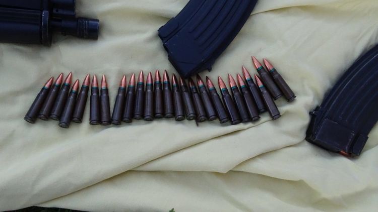 Задържаха криминално проявен мъж, извършил грабеж и стрелял с автомат