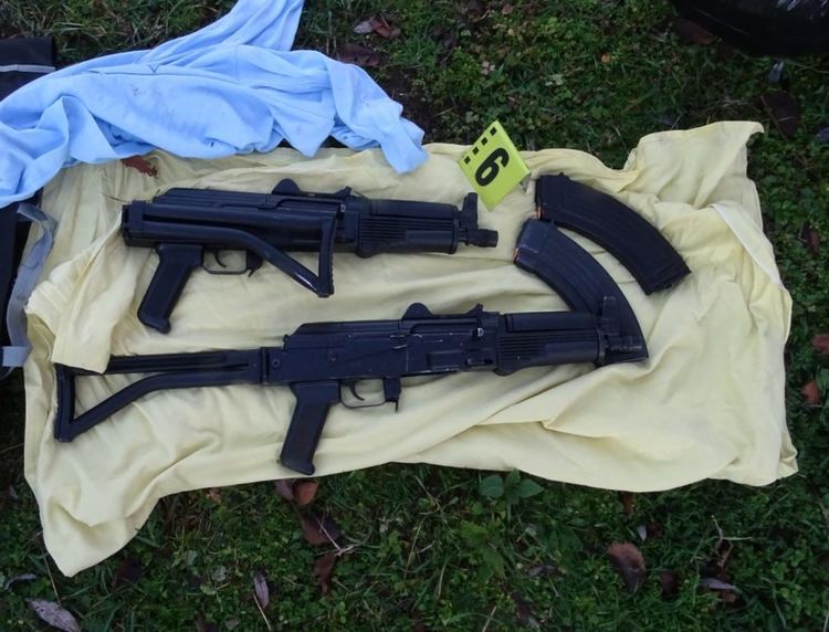 Задържаха криминално проявен мъж, извършил грабеж и стрелял с автомат