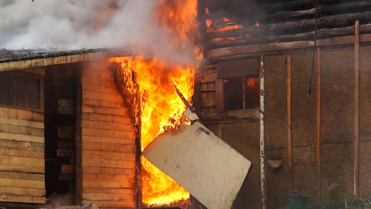 Късо съединение подпали къща в Неделино