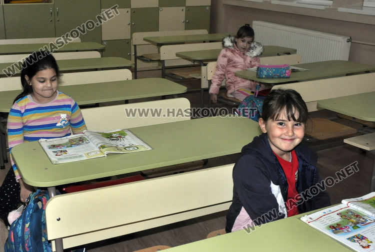 С термометър на входа посрещнаха учениците обратно в клас