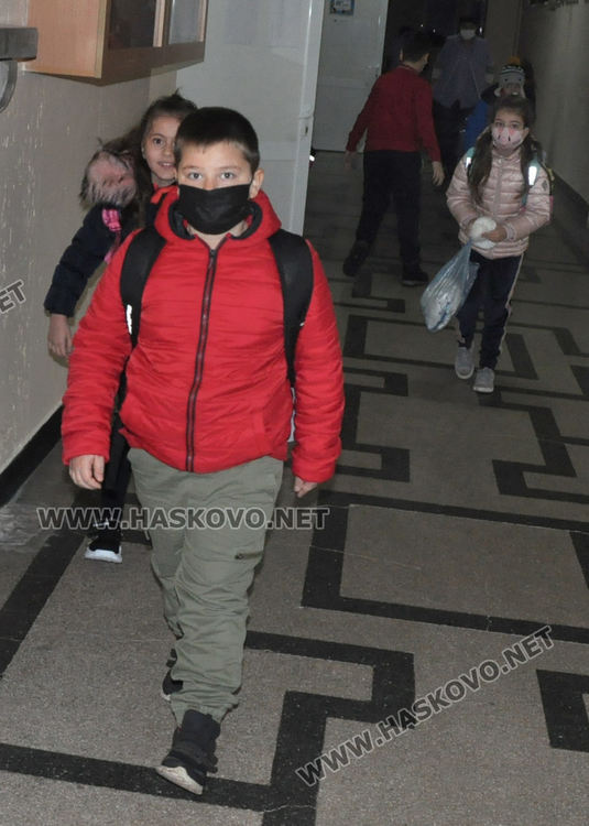 С термометър на входа посрещнаха учениците обратно в клас