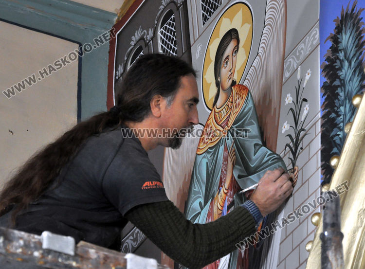 Катедралният храм на Хасково посреща митрополит Николай със стенописи в олтара